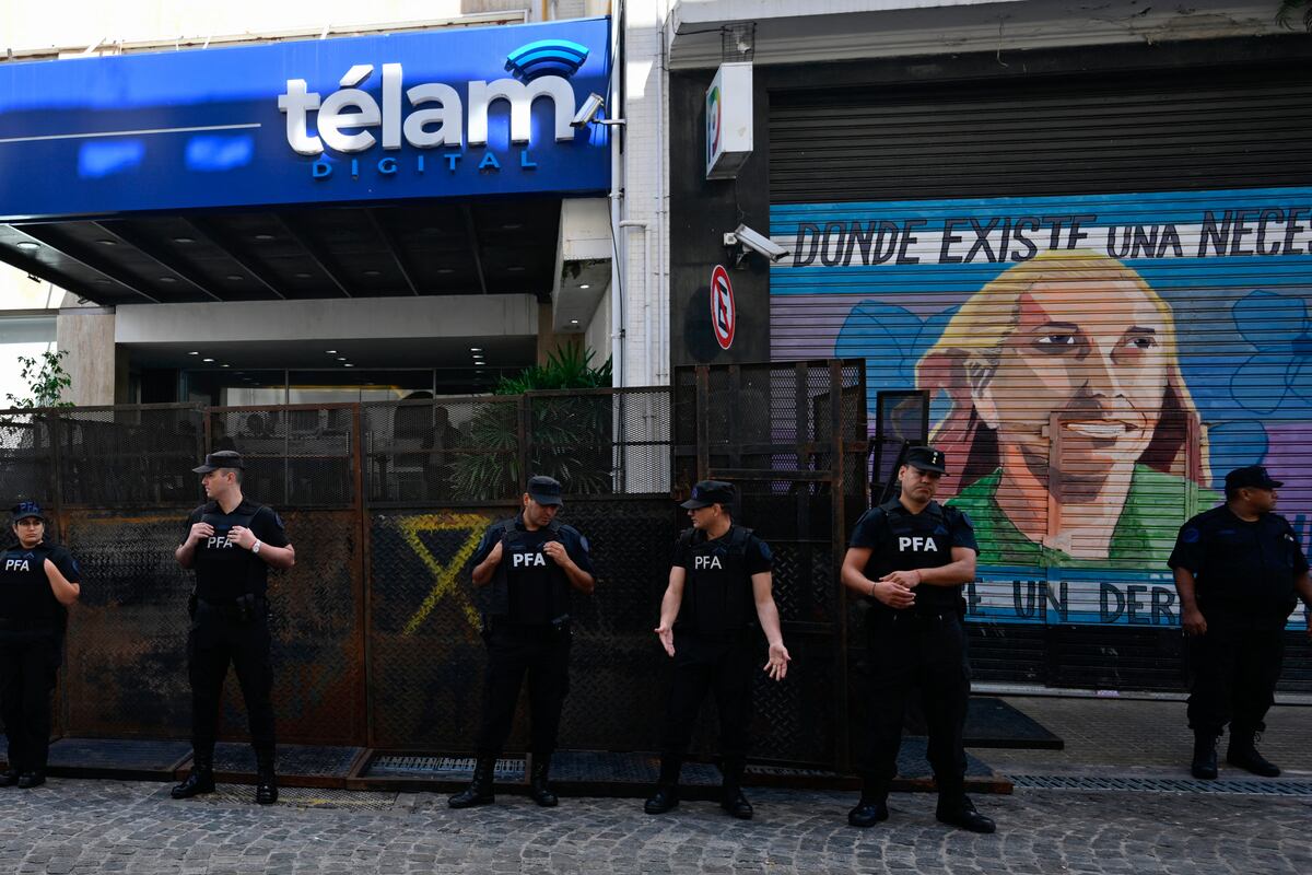 Miembros de la Policía Federal Argentina custodian la sede de la agencia estatal de noticias Telam en Buenos Aires el 4 de marzo de 2024.(Foto de Luis ROBAYO/AFP)
