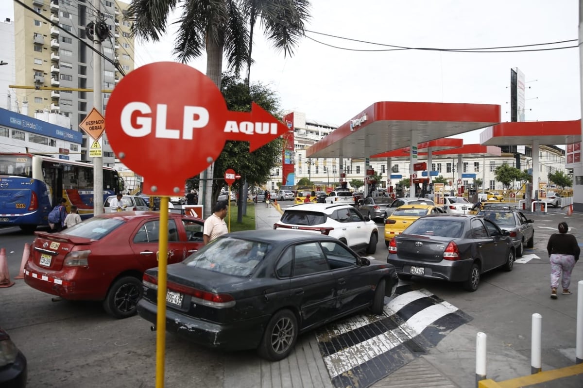 Un letrero indica la zona de abastecimiento de GLP mientras decenas de vehículos esperan para cargar combustible en el grifo de Jesús María. (Foto: César Campos/@photo.gec)
