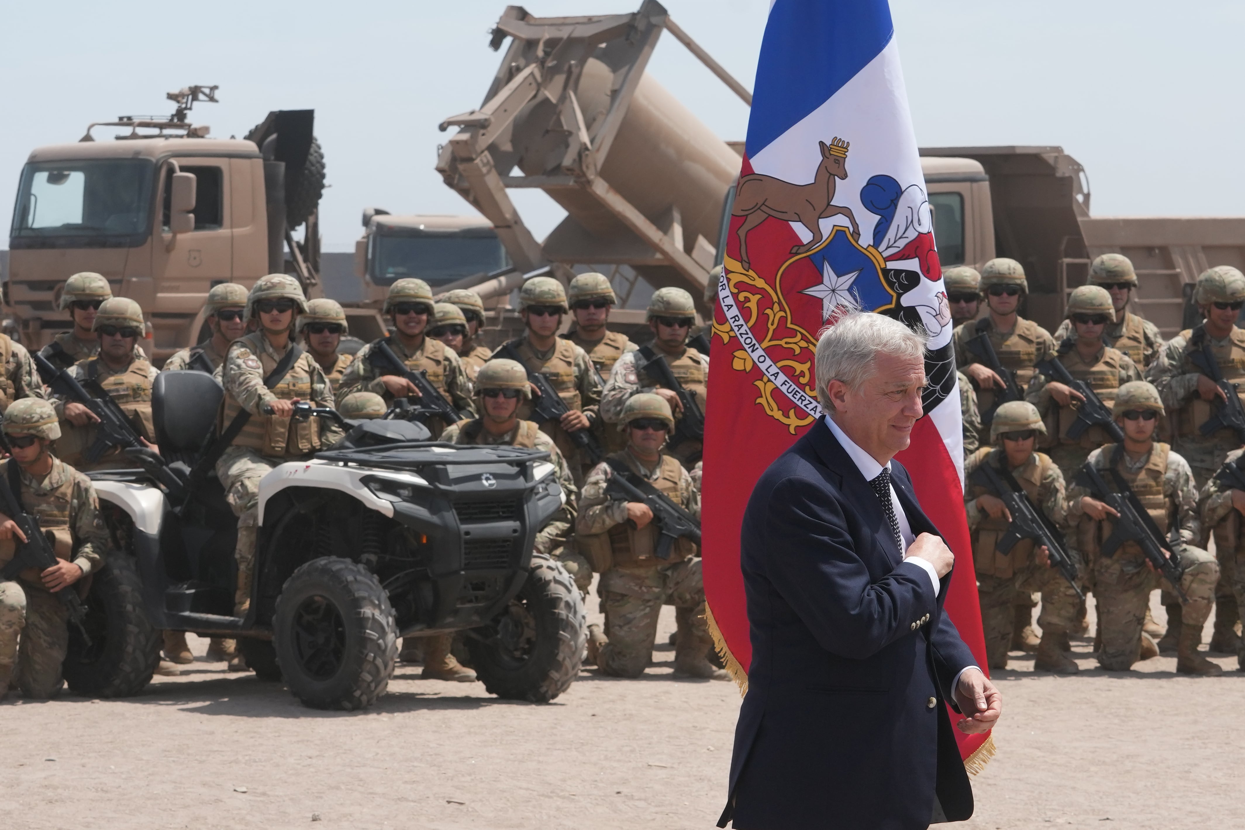 El presidente chileno, José Antonio Kast, llega a una rueda de prensa en la base militar "Solo de Zaldívar", cerca del paso fronterizo de Chacalluta, en Arica (Chile), el lunes 16 de marzo de 2026, tras firmar un decreto destinado a frenar la migración irregular a lo largo de la frontera norte con Perú y Bolivia. (Foto AP/Esteban Félix)