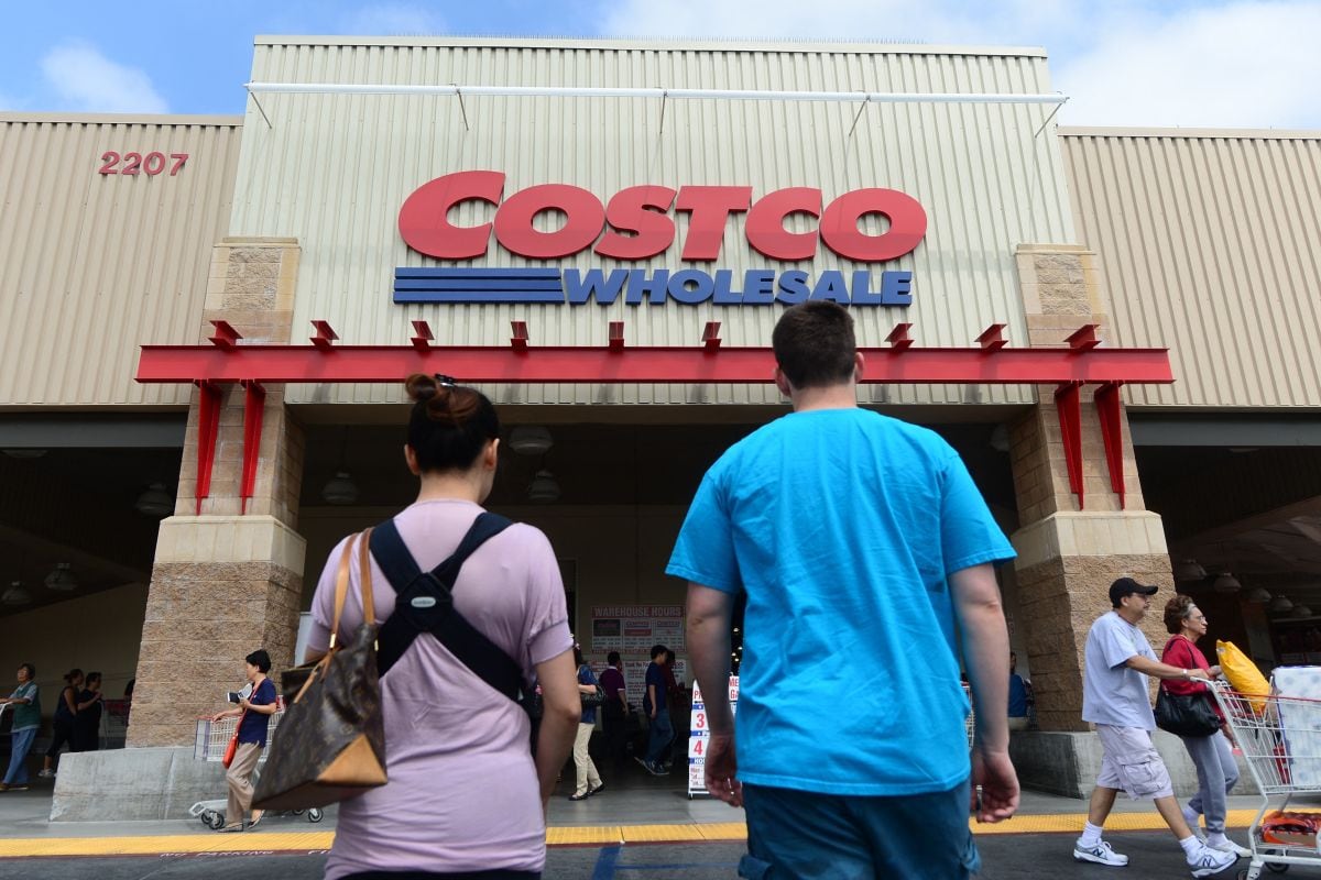 Dos clientes a punto de entrar a un local de Costco (Foto: AFP)