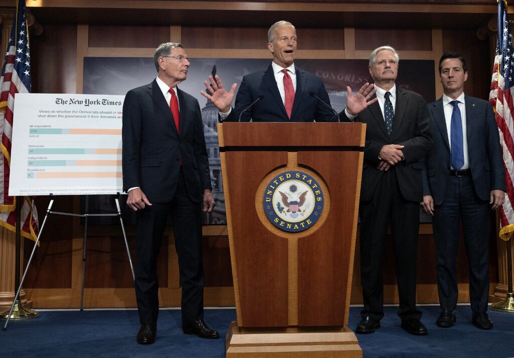 El líder de la mayoría del Senado estadounidense, John Thune (republicano por Dakota del Sur) (2i), habla mientras los senadores John Barrasso (republicano por Wyoming) (i), John Hoeven (republicano por Dakota del Norte) (2d) y Bernie Moreno (republicano por Idaho) observan durante una conferencia de prensa tras la votación del Senado en el Capitolio de Washington, D.C., el 30 de septiembre de 2025, horas antes de la entrada en vigor del cierre parcial del gobierno. (Foto de ANDREW CABALLERO-REYNOLDS / AFP)