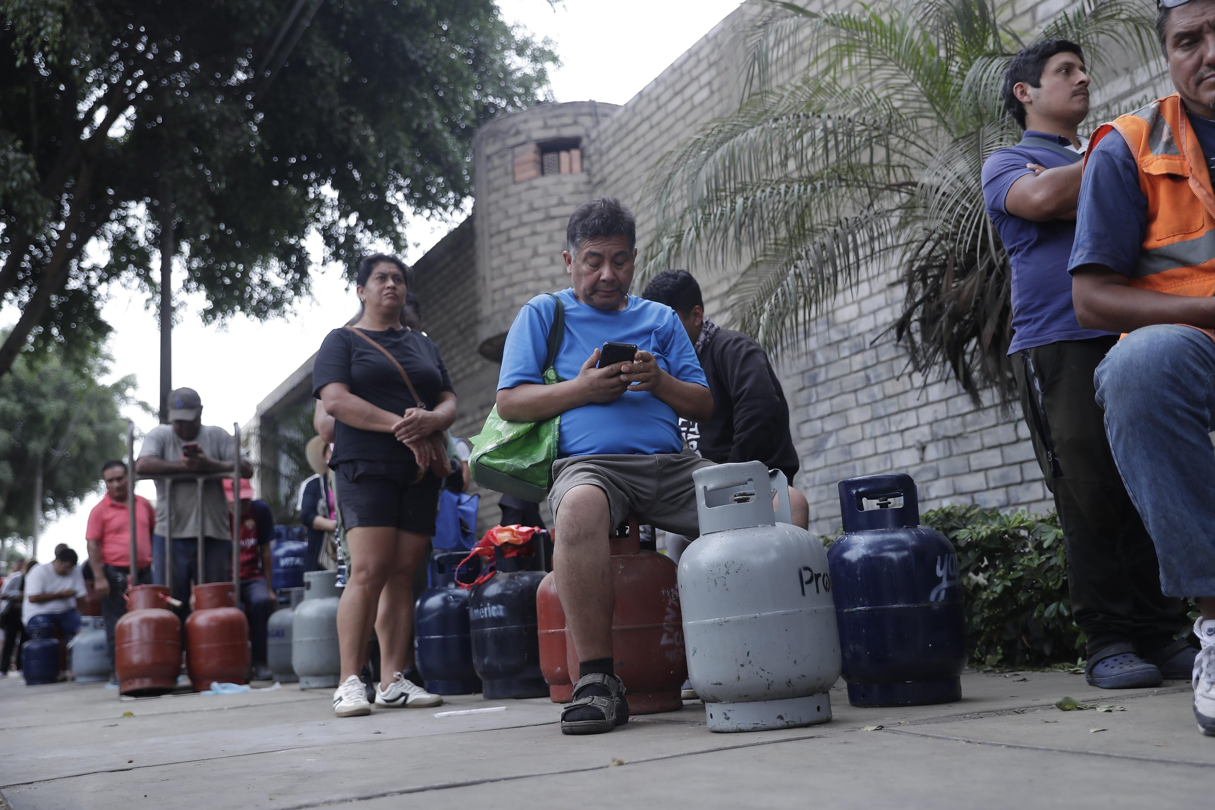 La subida del precio del GLP provoca largas colas de ciudadanos en busca de balones de gas más baratos. Foto: difusión