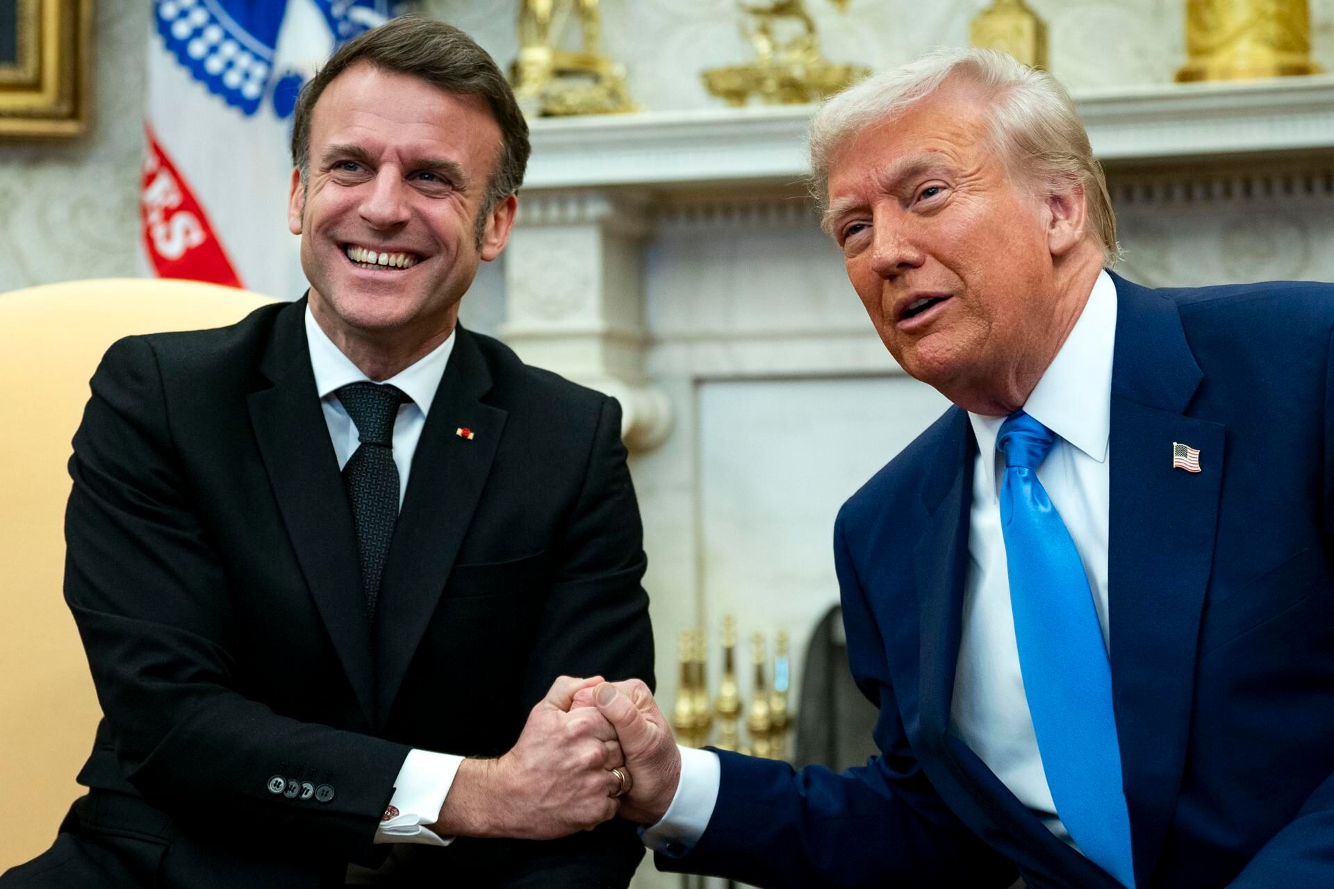 El presidente estadounidense, Donald Trump (d), y el presidente francés, Emmanuel Macron (i), se estrechan la mano durante su encuentro en la Oficina Oval de la Casa Blanca, en Washington, DC, EE.UU., el 24 de febrero de 2025. (Francia) EFE/EPA/BONNIE CASH