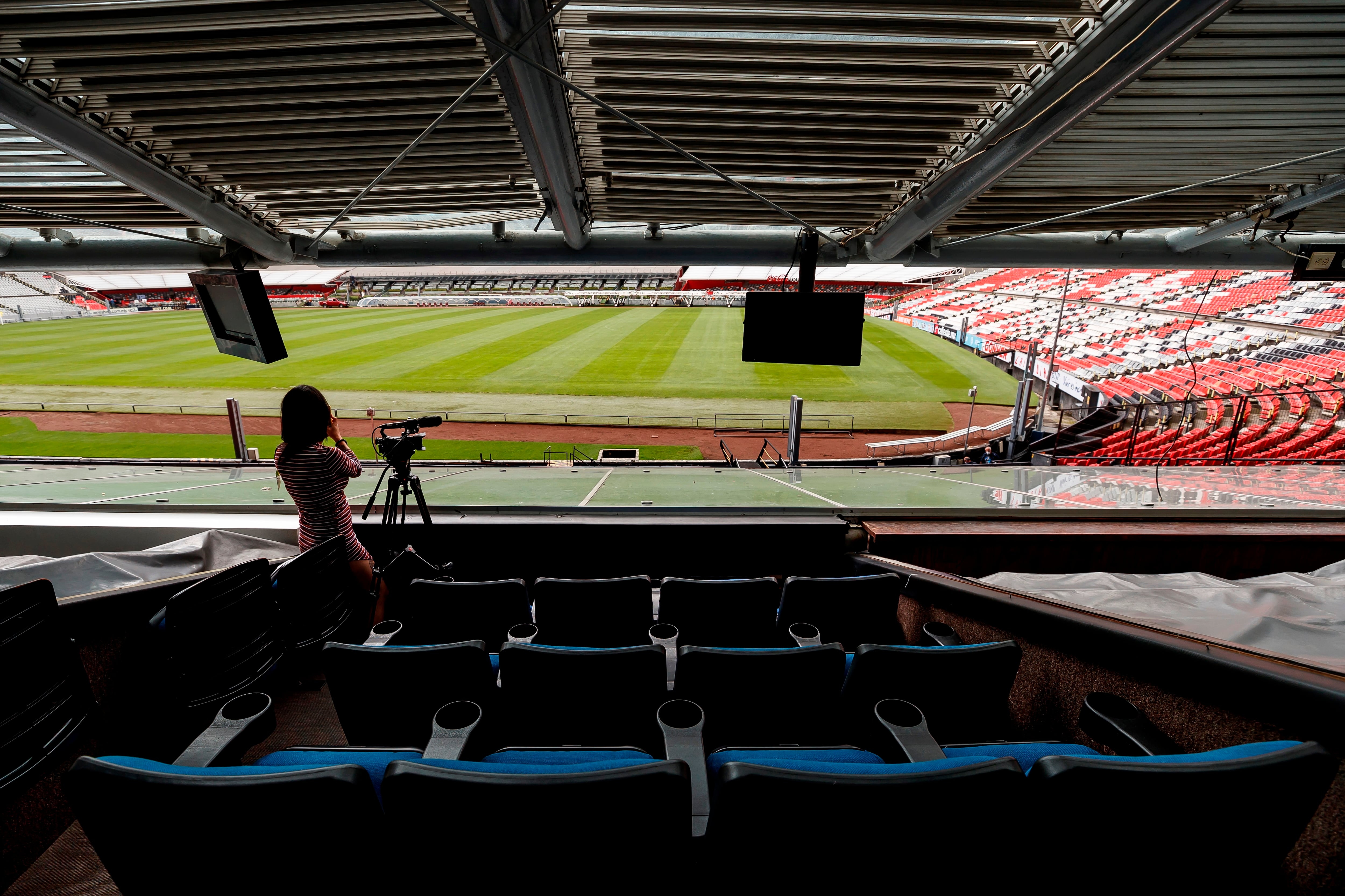 Vista del palco del estadio Azteca. Propietarios aguardan que se les permita ingresar sus bebidas y alimentos. Foto: referencial EFE / José Méndez