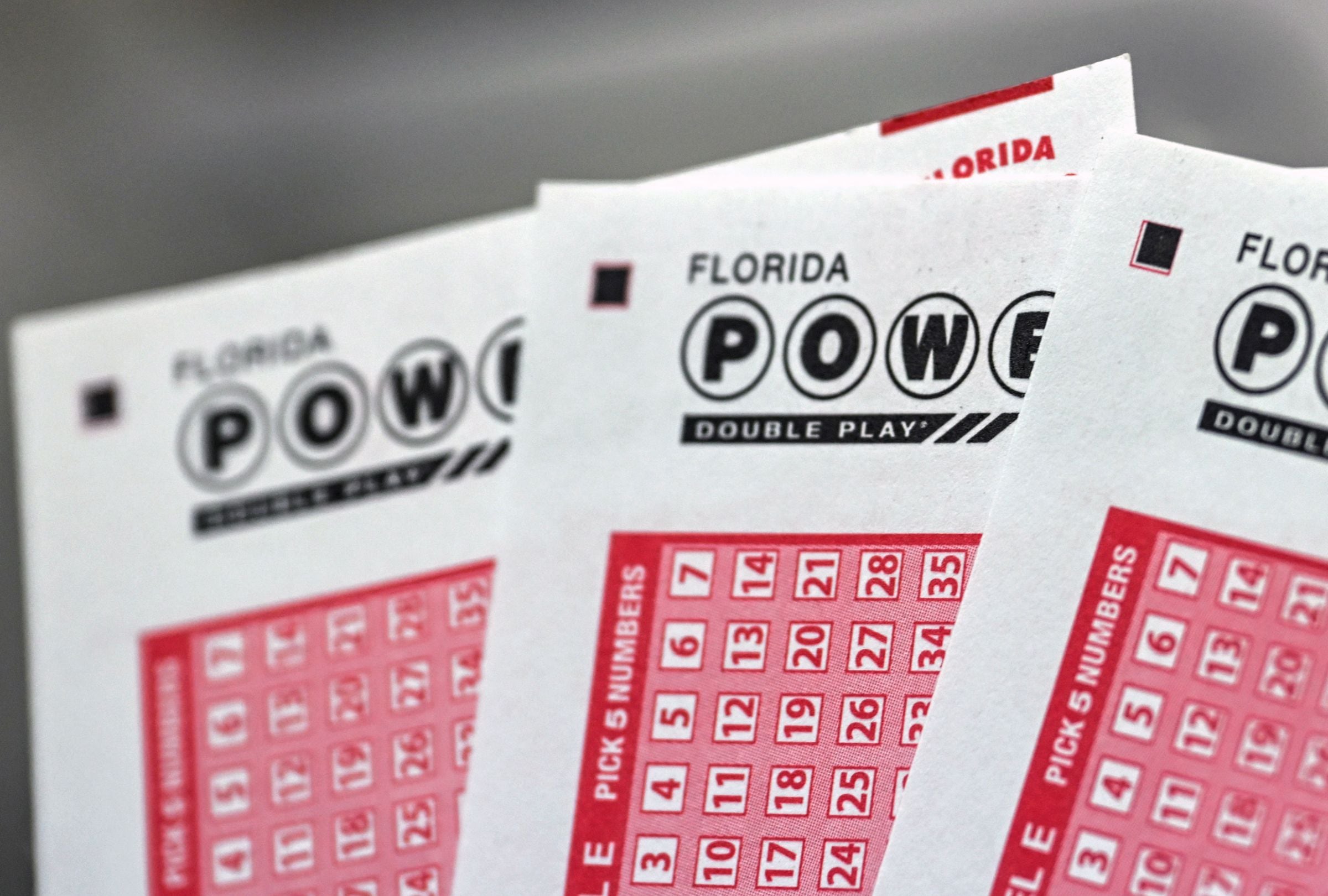 En esta nota conocerás los resultados del sorteo del Powerball del sábado 11 de abril y descubrir si alguien se quedó con el premio mayor. (Foto: GIORGIO VIERA / AFP)