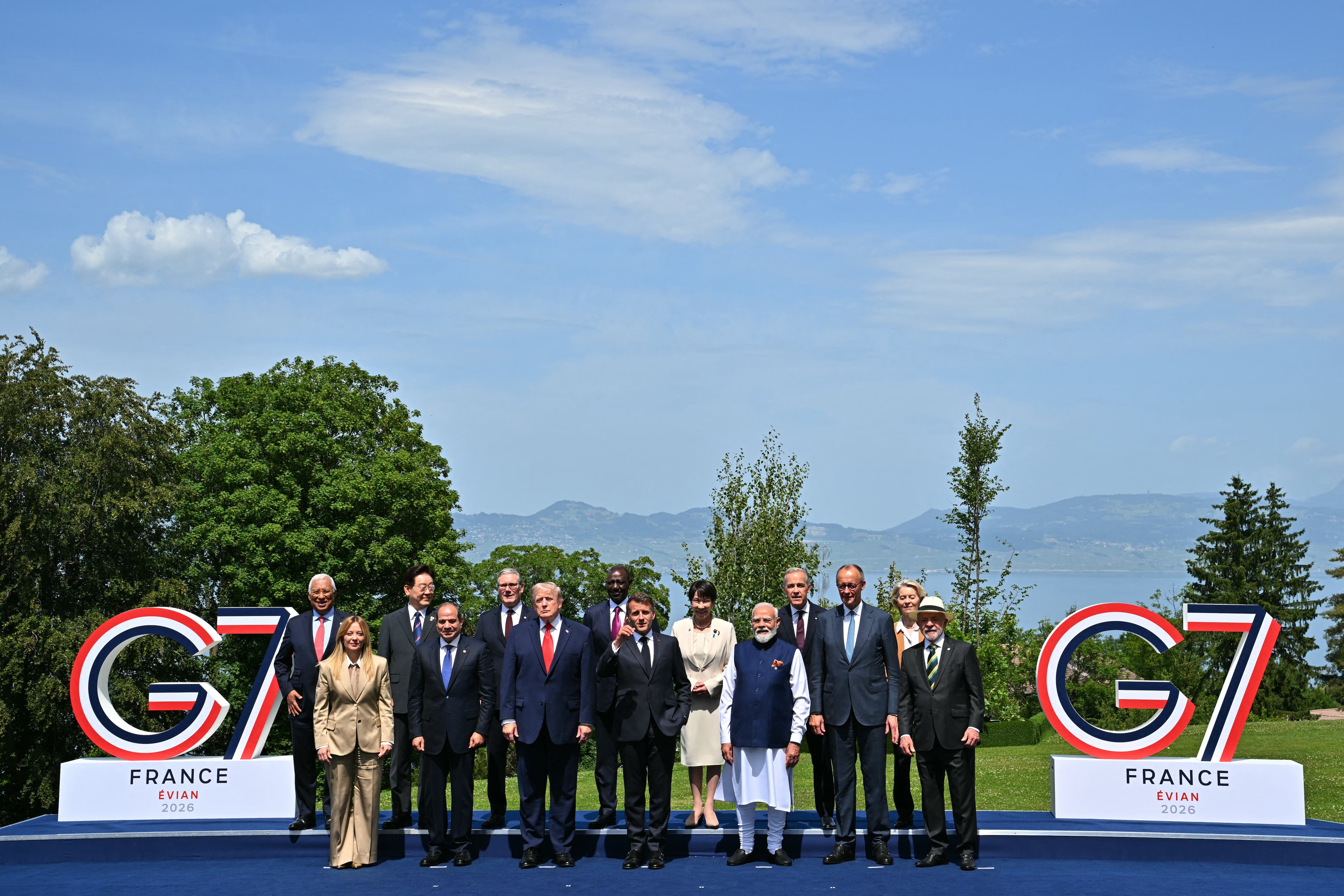 (De izquierda a derecha) El presidente del Consejo Europeo Antonio Costa, la primera ministra de Italia Giorgia Meloni, el presidente de Corea del Sur Lee Jae-myung, el presidente de Egipto Abdel Fattah El-Sisi, el primer ministro de Reino Unido Keir Starmer, el presidente de EE.UU. Donald Trump, el presidente de Kenia William Ruto, el presidente de Francia Emmanuel Macron, la primera ministra de Japón Sanae Takaichi, el primer ministro de India Narendra Modi, el primer ministro de Canadá Mark Carney, el canciller de Alemania Friedrich Merz, la presidenta de la Comisión Europea Ursula von der Leyen y el presidente brasileño Luiz Inácio Lula Da Silva posan para una foto familiar durante la cumbre del G7, en Evian, este de Francia, el 16 de junio de 2026. (Foto de Mandel NGAN / AFP)
