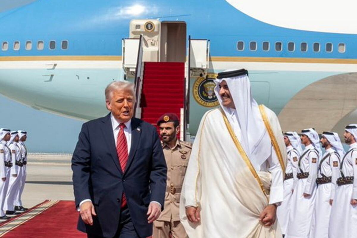 El emir de Qatar, el jeque Tamim bin Hamad al-Thani, da la bienvenida al presidente de Estados Unidos, Donald Trump, a su llegada a Doha, el 14 de mayo de 2025. (Foto de EFE/EPA/AGENCIA DE NOTICIAS DE QATAR)