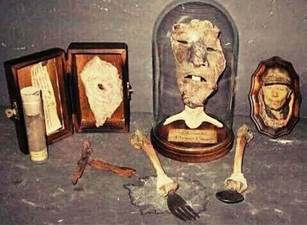 Imagen de los cubiertos que adaptó a huesos humanos, así como objetos que realizó con piel de mujeres (Foto: Criminalista Nocturno / YouTube)