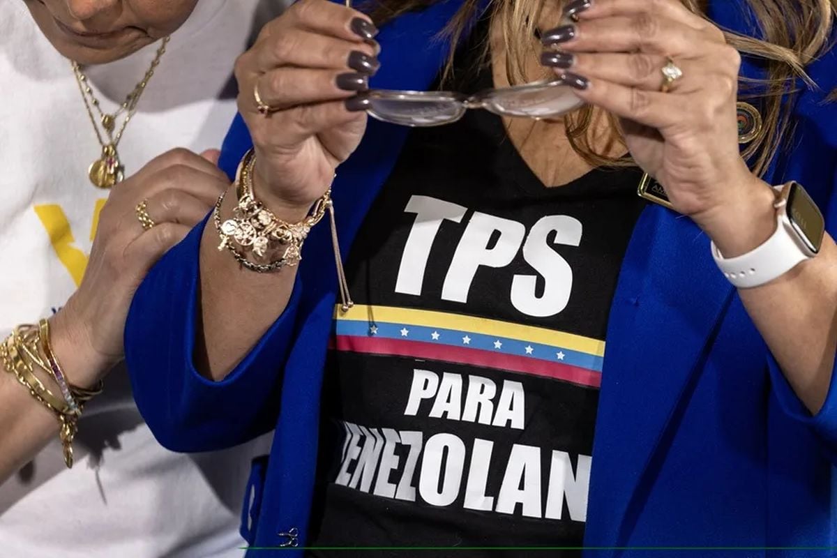 La decisión del tribunal responde a una demanda de organizaciones de defensa de inmigrantes y sindicatos, y deja en suspenso las políticas que pretendían recortar o condicionar los permisos de trabajo. En la imagen, miembros de organizaciones de la comunidad venezolana en Miami participan en una conferencia, en una fotografía de archivo. (Foto: EFE/EPA/Cristóbal Herrera Ulashkevich)