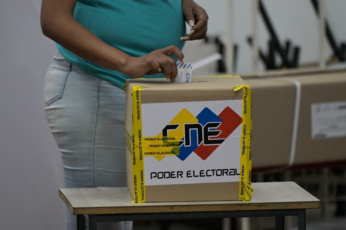 Una mujer emite su voto durante las elecciones presidenciales venezolanas, en Caracas, el 28 de julio de 2024. (Foto de Yuri CORTEZ / AFP)