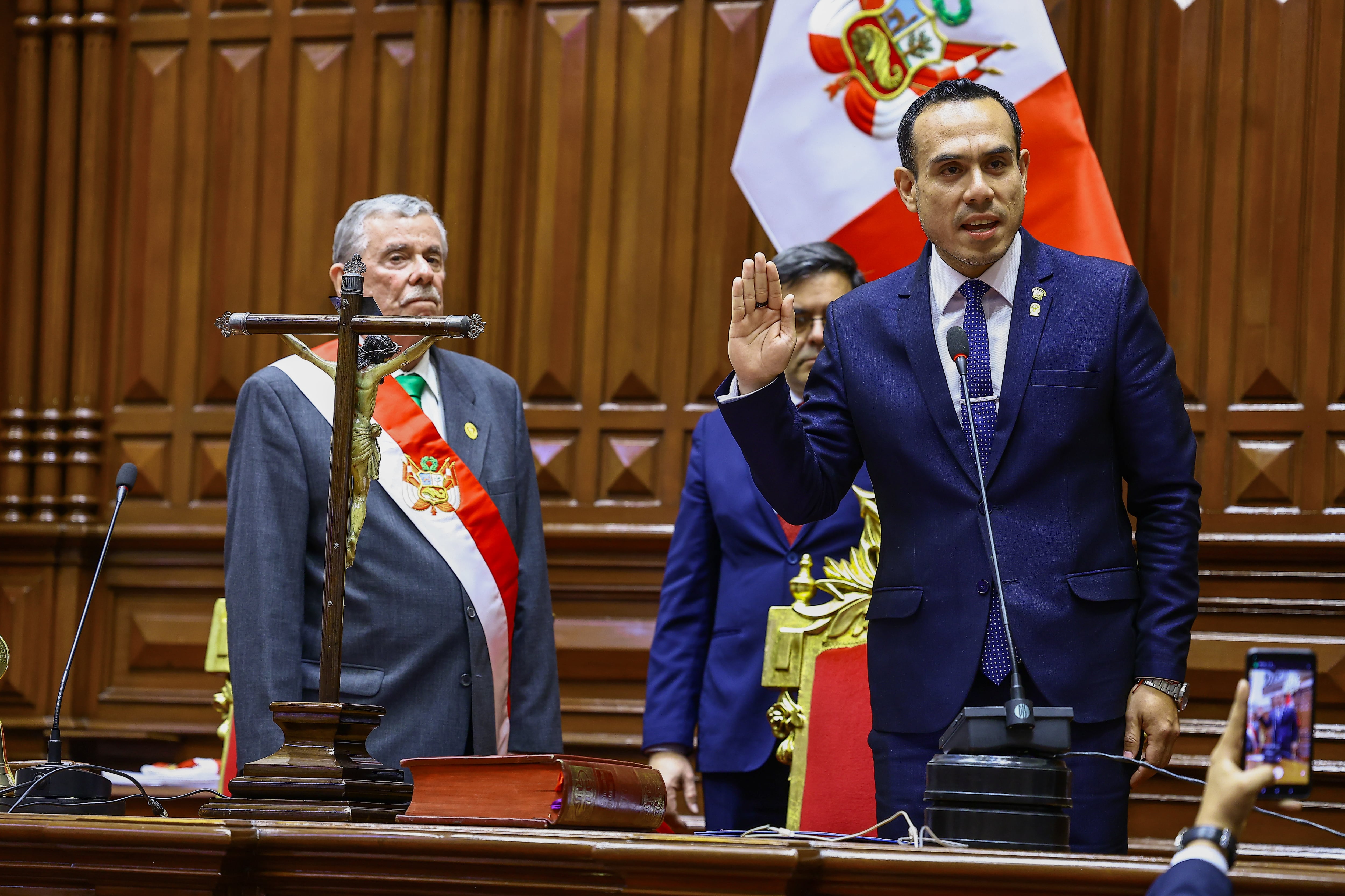 Tras la decisión del Congreso de vacar a Dina Boluarte, el legislador José Jerí (Somos Perú) juró como presidente de la República por sucesión constitucional. (Foto: Parlamento)