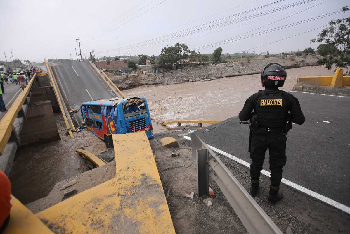 Puente Chancay se desploma y hunde a bus interprovincial con pasajeros. Un auto particular también fue afectado y arrastrado metros más abajo de la corriente del río Chancay Fotos: Antonio Melgarejo/ @photo.gec