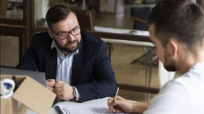 Trabajador y empleador deben coordinar mecanismos de compensación de horas. Foto: Freepick