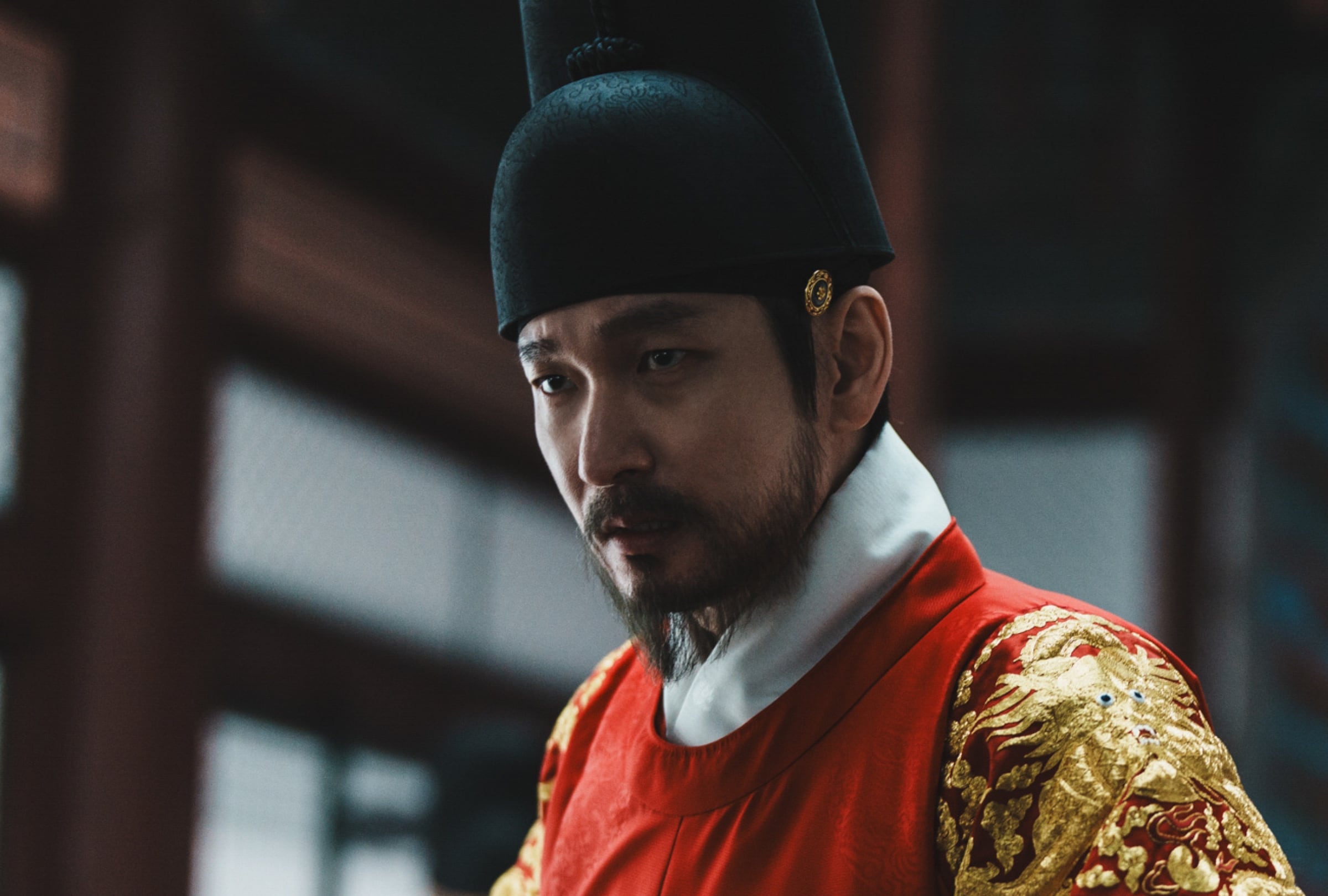Cho Seung-woo interpreta al rey, quien quiere salvar su linaje, en la serie histórica de terror "El palacio del este" (Foto: Netflix)
