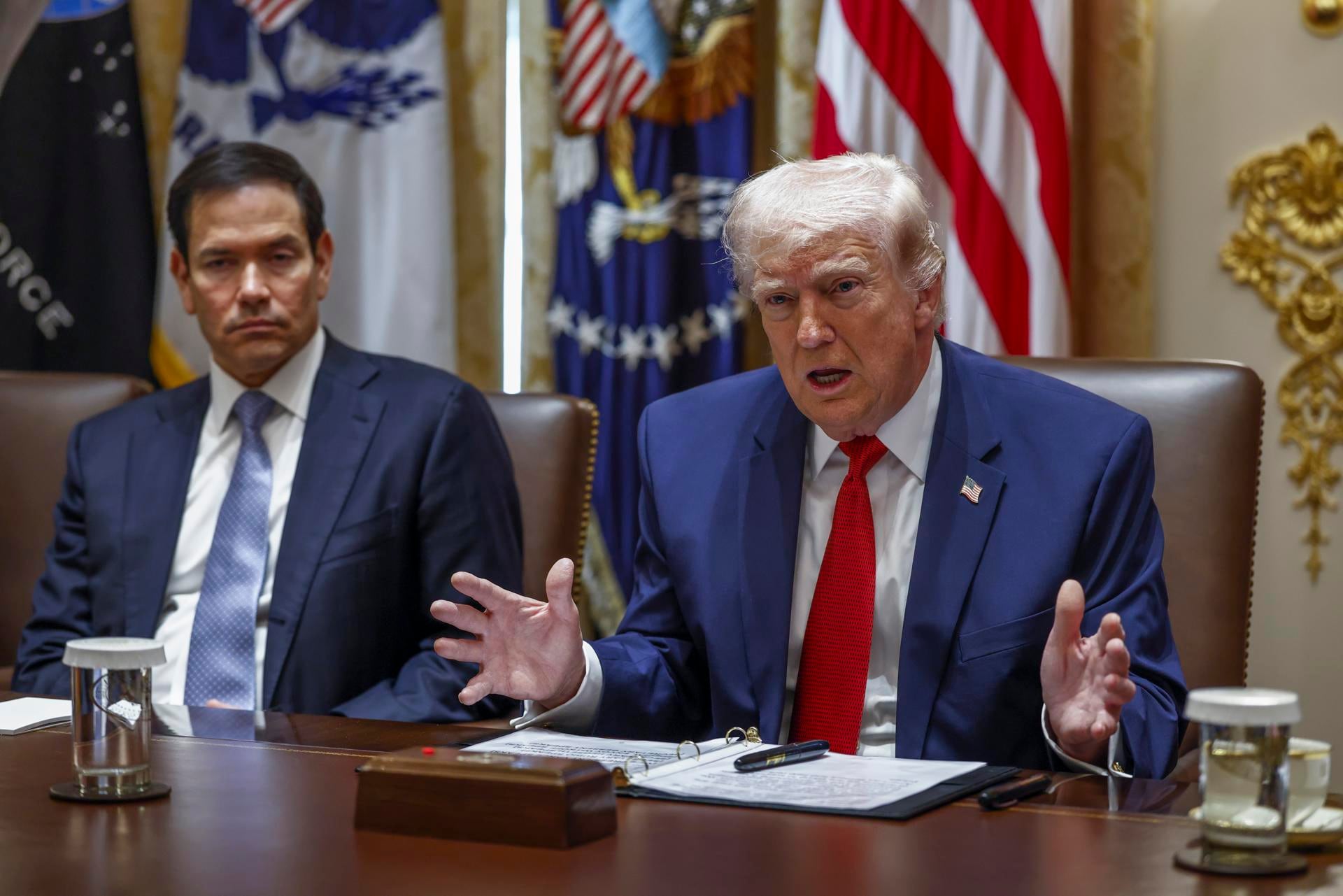 El presidente de Estados Unidos, Donald Trump, junto al secretario de Estado Marco Rubio, durante una reunión de gabinete en la Casa Blanca, el 26 de marzo de 2026. (EFE/EPA/WILL OLIVER).