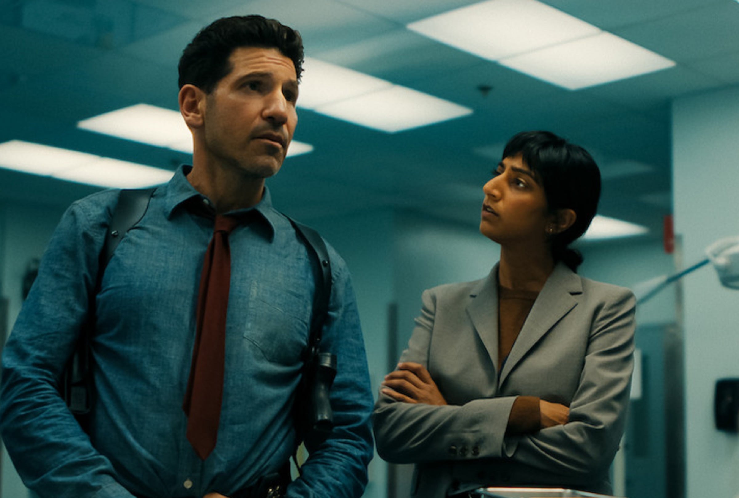 Jon Bernthal como el detective Jack Harper y Sunita Mani como Priya en la serie de suspenso y misterio "Él y ella" (Foto: Campout Productions/ Fifth Season / Freckle Films / Viva Maude)