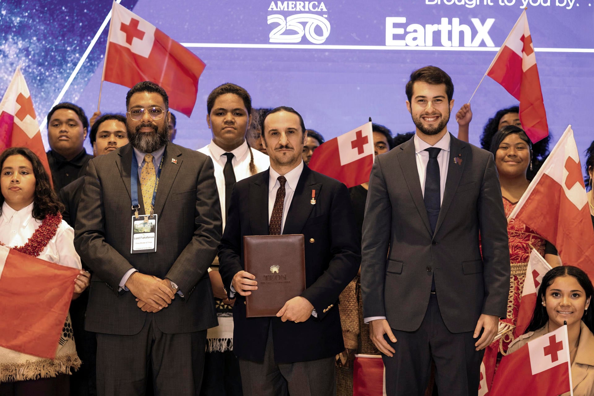 Fotografía tomada el 22 de abril durante la participación de Luis Felipe Fernández-Salvador y Campodonico (c), VI marqués de Lises y presidente de TEON (The Embassy of Nature), en el Foro EarthX. (Foto: EFE)