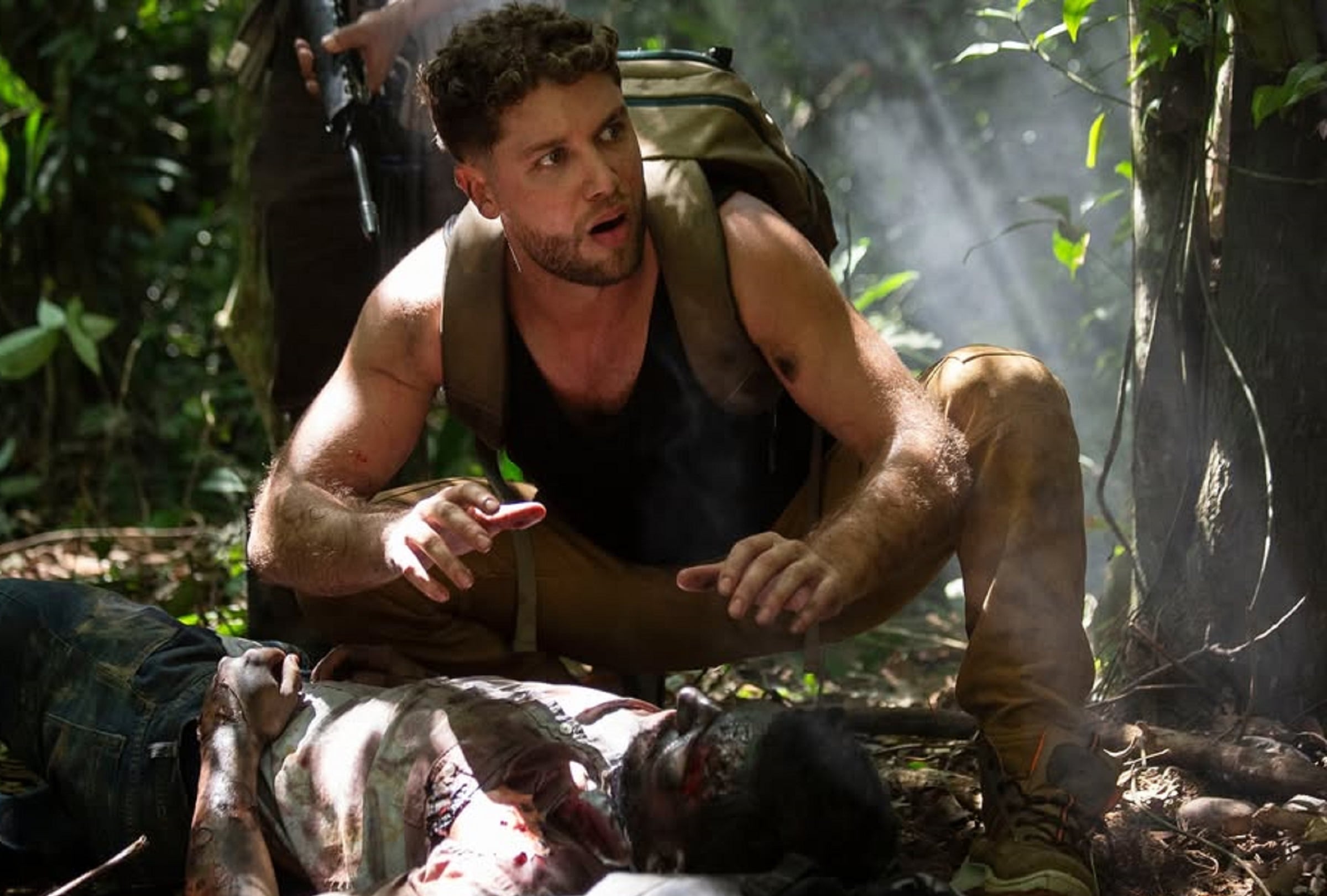 Erick (Juan Manuel Restrepo) se une a la búsqueda de Yeimy, pero enfrenta algunos peligros en la tercera temporada de "La reina del flow" (Foto: Caracol TV/ Netflix)