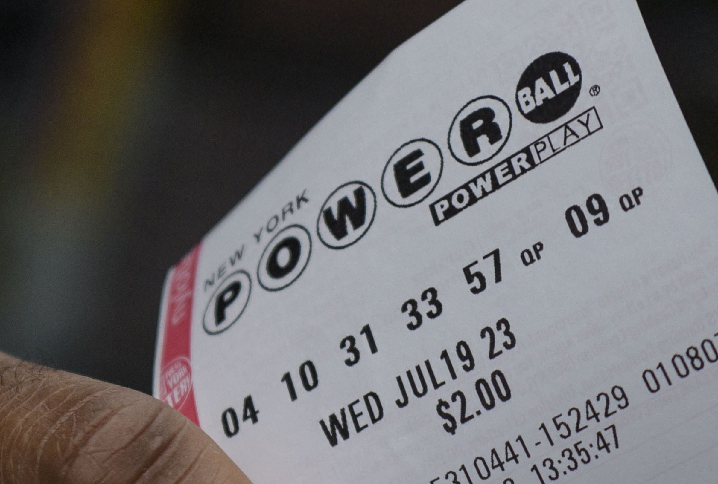 Revisa esta nota para conocer los números ganadores del Powerball en el sorteo del 28/02/2026 y averiguar si el premio mayor ya tiene dueño. (Foto: ANGELA WEISS / AFP)