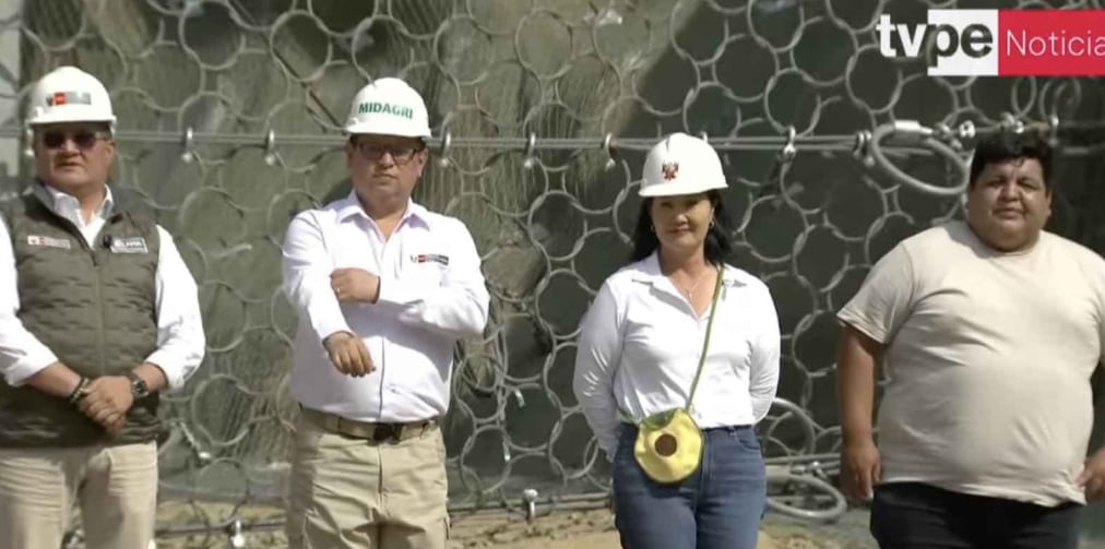 La mandataria supervisó la colocación de una de las 12 geomallas previstas para diez quebradas de Huarochirí. Foto: TV Perú
