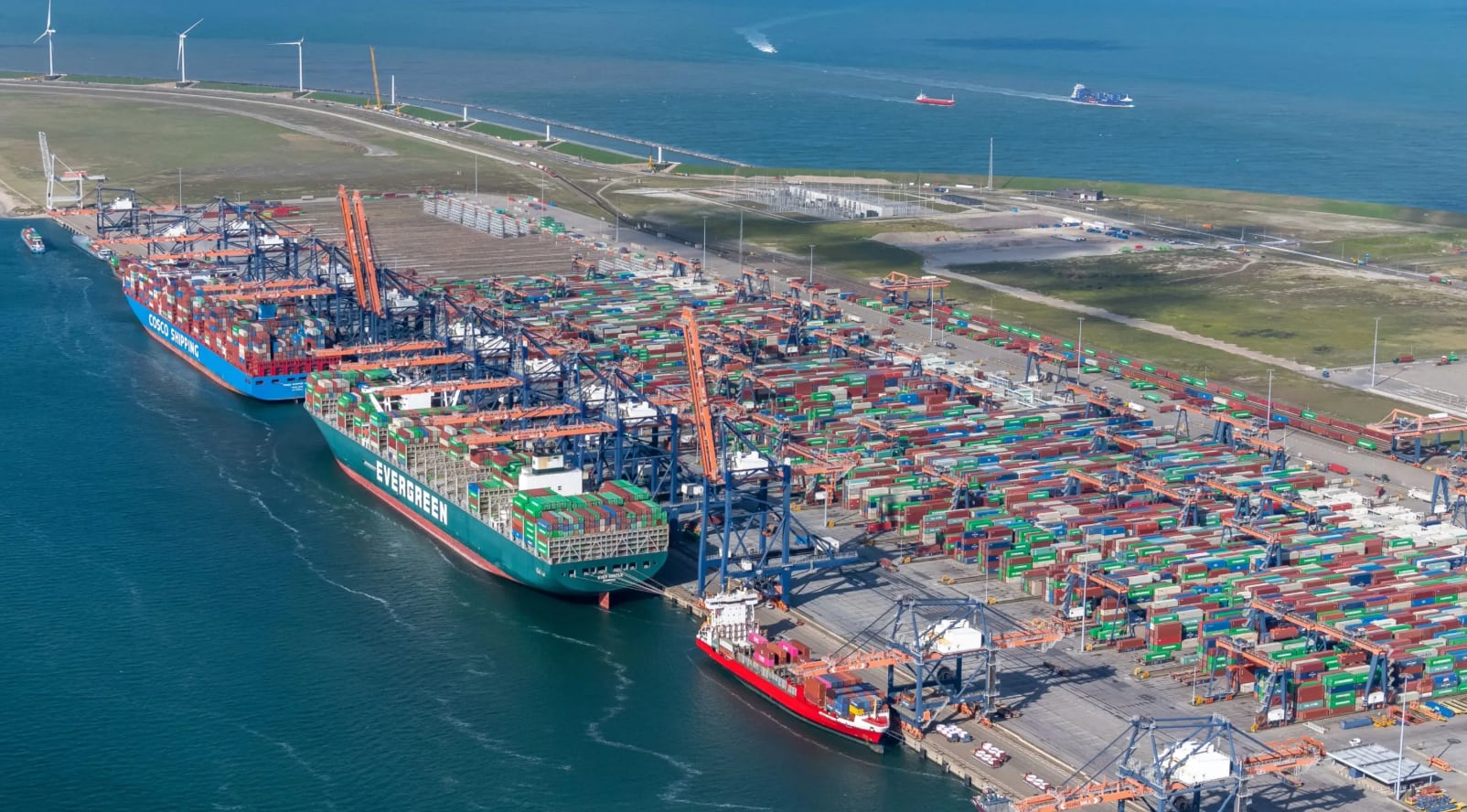 El puerto de Róterdam conecta las rutas marítimas con redes ferroviarias, carreteras y vías navegables hacia el interior de Europa. (Foto: difusión)