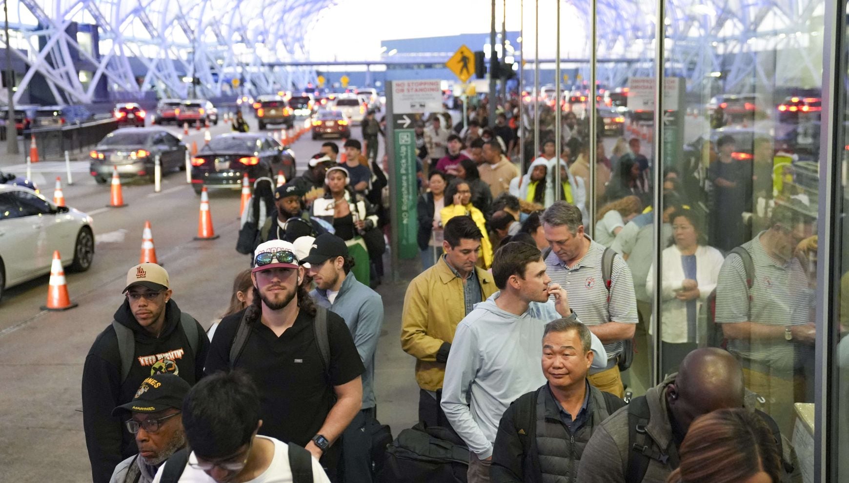 Viajeros hacen largas filas en el Aeropuerto Internacional Hartsfield-Jackson de Atlanta el 23 de marzo de 2026 en Atlanta, Georgia. Las interrupciones en los viajes continúan debido a que cientos de agentes de la TSA renunciaron o trabajan sin paga durante un cierre parcial del gobierno (Foto: Megan Varner / Getty Images North America / Getty Images vía AFP)
