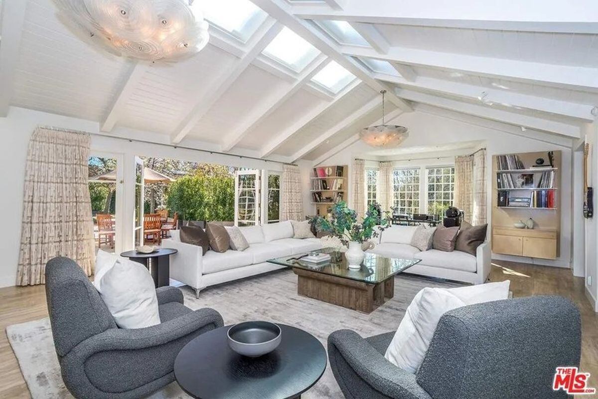 La sala de la mansión de Jim Carrey en California (Foto: Realtor.com)