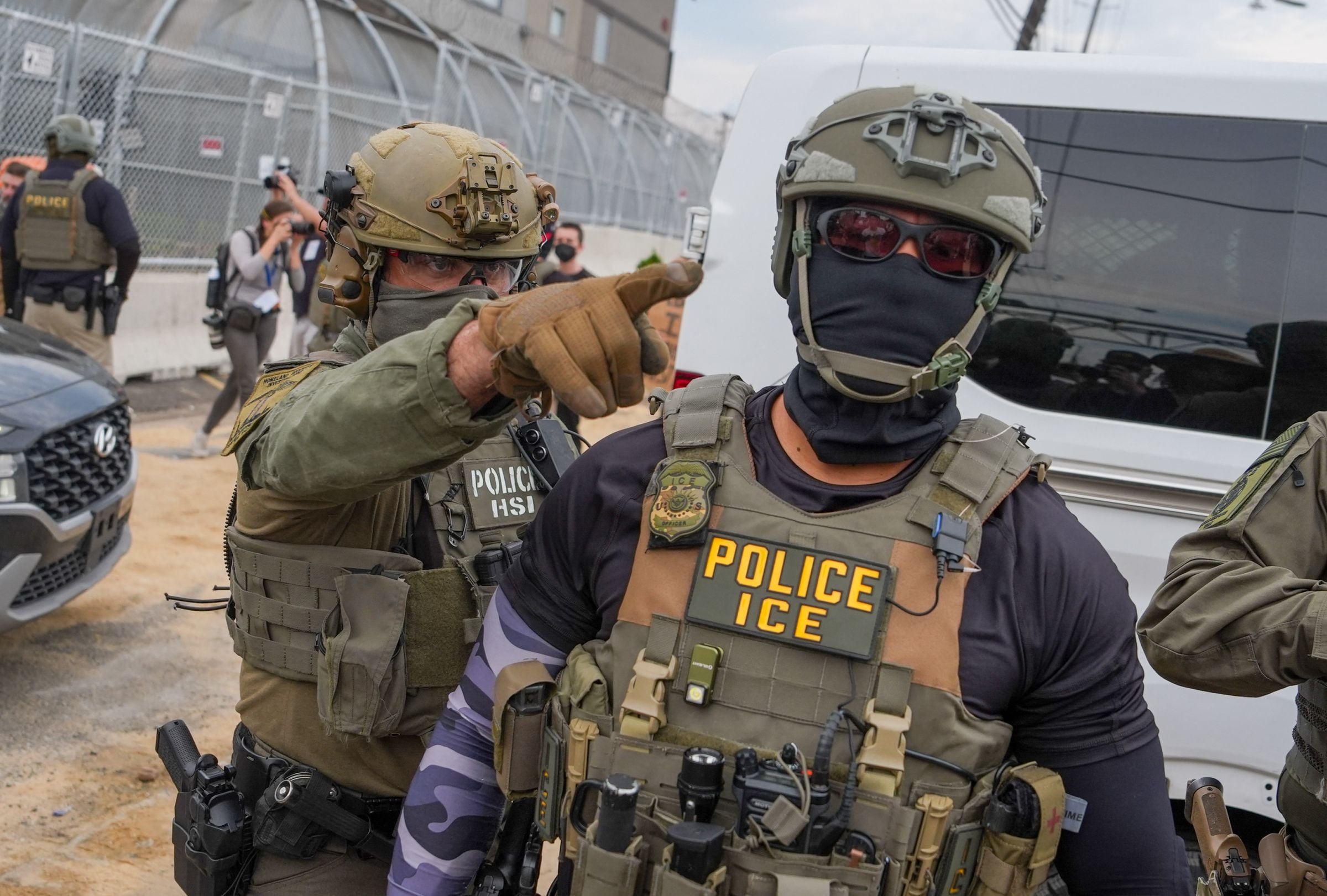 Los agentes de ICE no deberán ocultar su rostro, según la ley firmada por Kathy Hochul (Foto: Ryan Murphy / AFP)