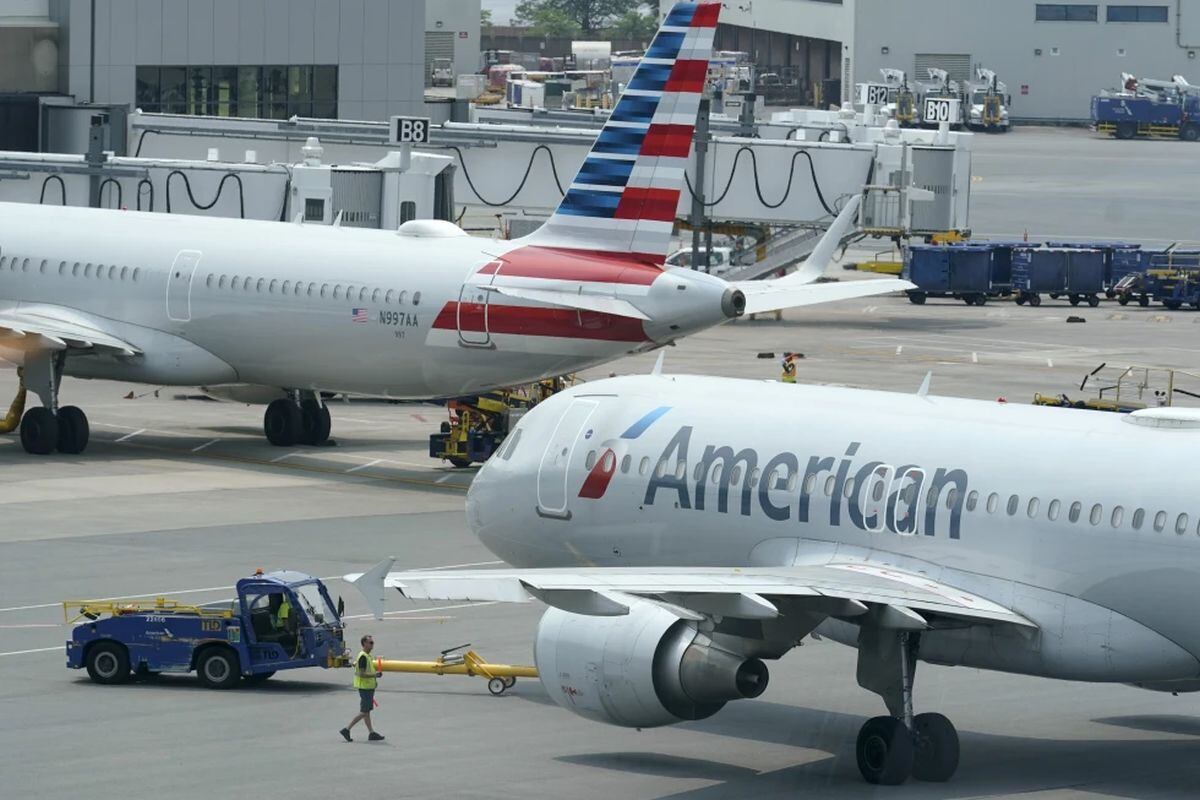 Aviones de American Airlines se preparan para despegar el 21 de julio de 2021, cerca de una terminal en el Aeropuerto Internacional Logan, en Boston. (AP Foto/Steven Senne, Archivo)