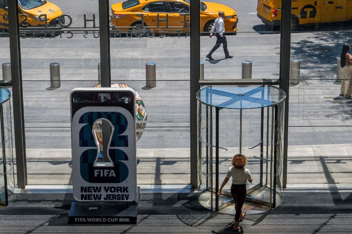 Cartel con temporizador de cuenta regresiva para la Copa Mundial de la FIFA en The Shops at Columbus Circle en Nueva York. Fotógrafo: Adam Gray/Bloomberg