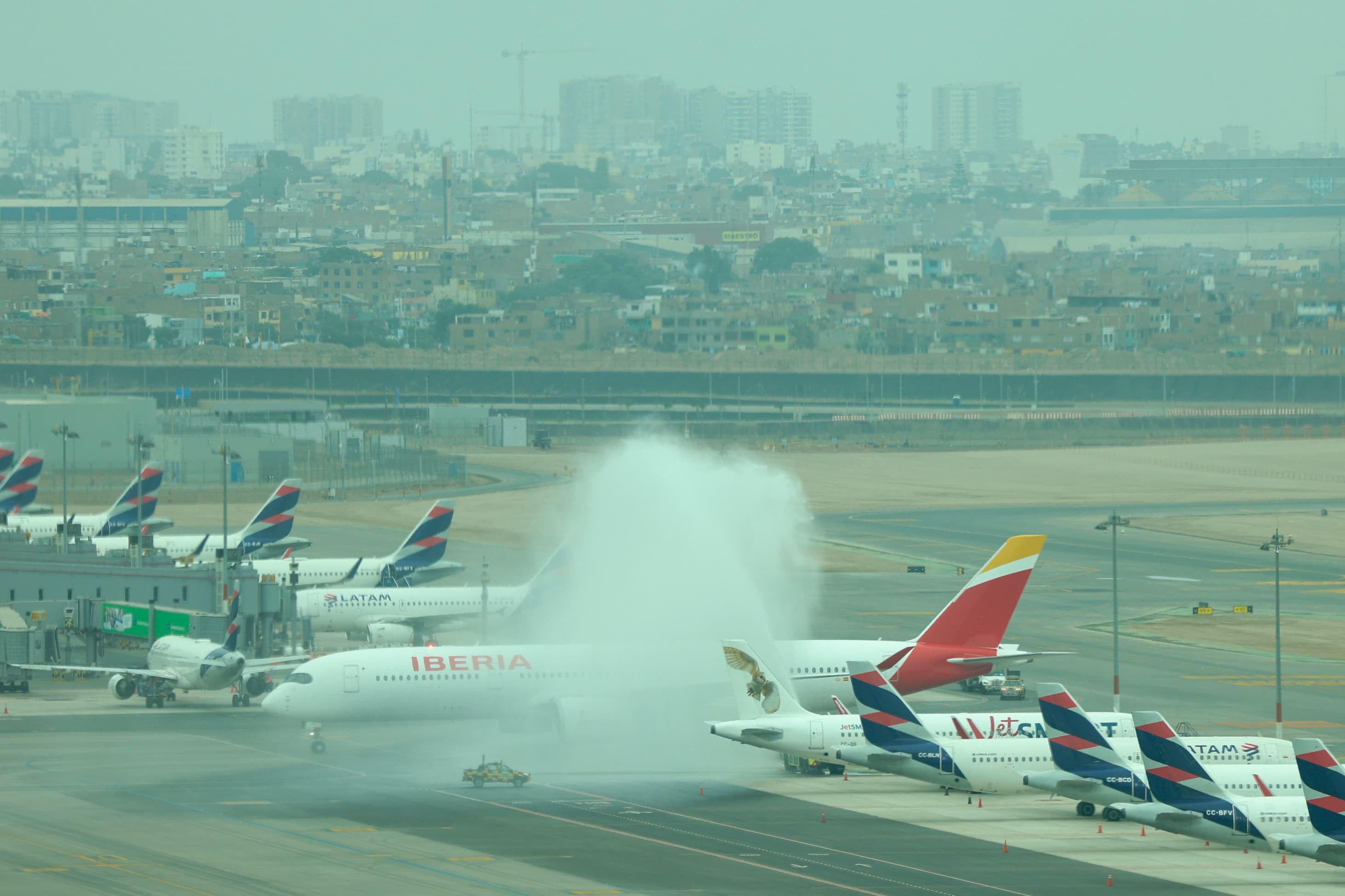 El primer vuelo del nuevo Jorge Chávez con un simbólico cruce de aguas, Es un vuelo internacional de Iberia, procedente de Madrid. Foto: MTC