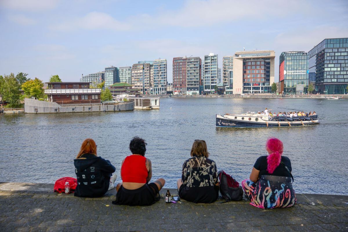Un pequeño muelle en Ámsterdam, Holanda, el 18 de agosto. Jóvenes profesionales y estudiantes que buscan vivienda enfrentan grave escasez y precios en récords máximos.