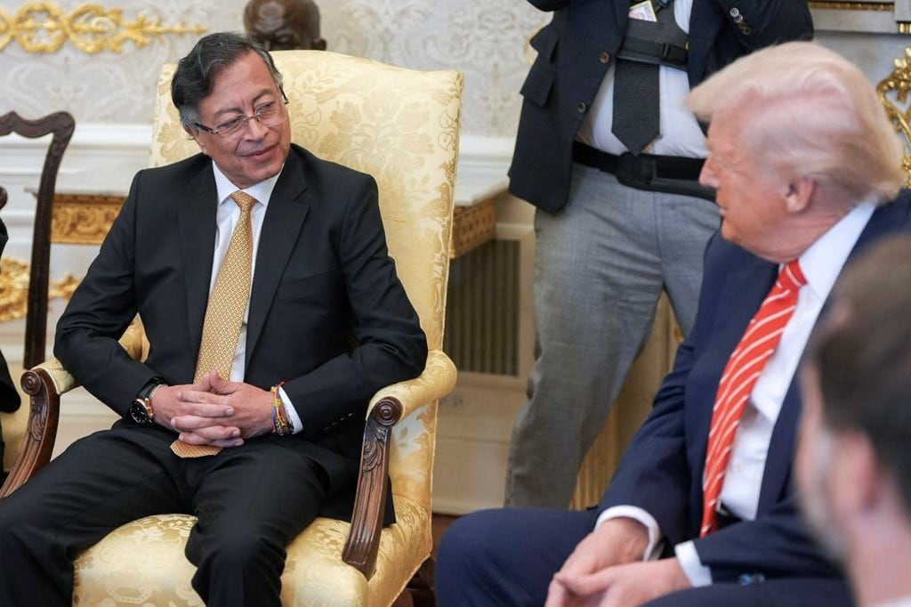 Imagen difundida por la oficina de prensa de la Presidencia colombiana que muestra al presidente colombiano Gustavo Petro (izq.) y su homólogo, el presidente estadounidense Donald Trump, reunidos en la Casa Blanca en Washington el 3 de febrero de 2026. (Foto por Handout / Presidencia colombiana / AFP)