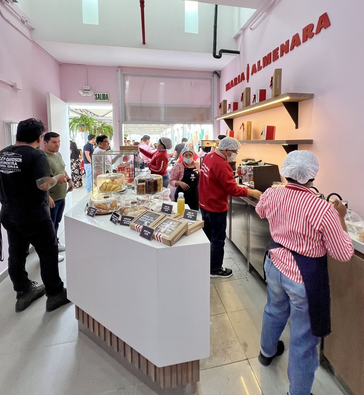 La apertura en una sede institucional de María Almenara responde a una lógica de negocio basada en capturar consumo recurrente en horarios laborales, donde el flujo de clientes es constante y predecible. (Foto: Maria Almenara).