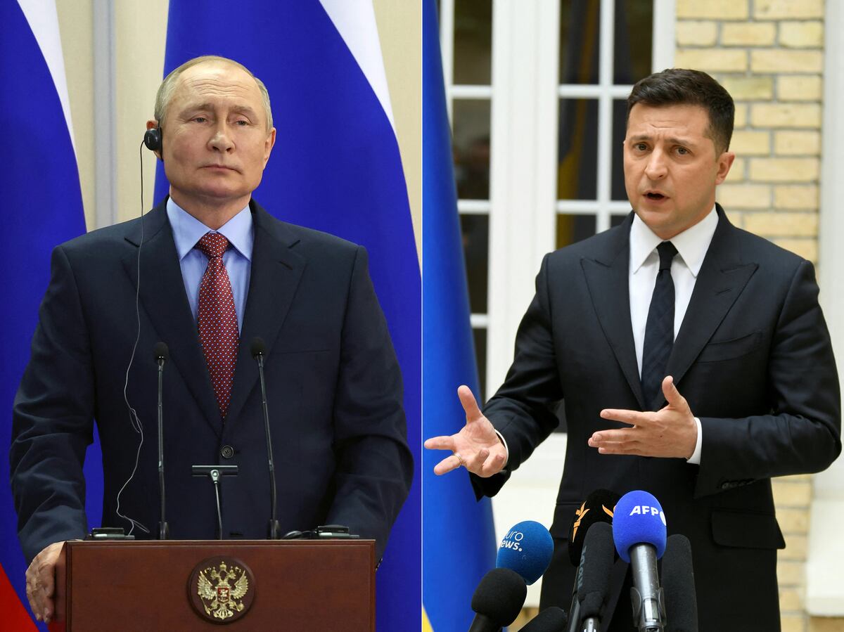 Esta combinación de imágenes muestra al presidente ruso, Vladimir Putin, mirando durante una conferencia y al presidence ucraniano, Volodymyr Zelensky, gesticulando mientras habla ante la prensa en Ucrania. (Fotos: Valery SHARIFULIN y Bertrand GUAY / various sources / AFP).