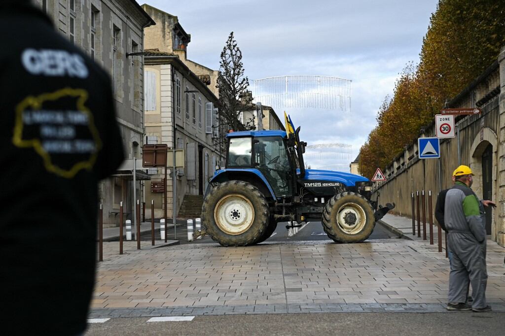 Un tractor está estacionado en una calle durante una reunión de agricultores en el segundo día de una protesta nacional contra el acuerdo UE-Mercosur en Auch, suroeste de Francia, el 19 de noviembre de 2024 (Foto de Matthieu RONDEL / AFP)