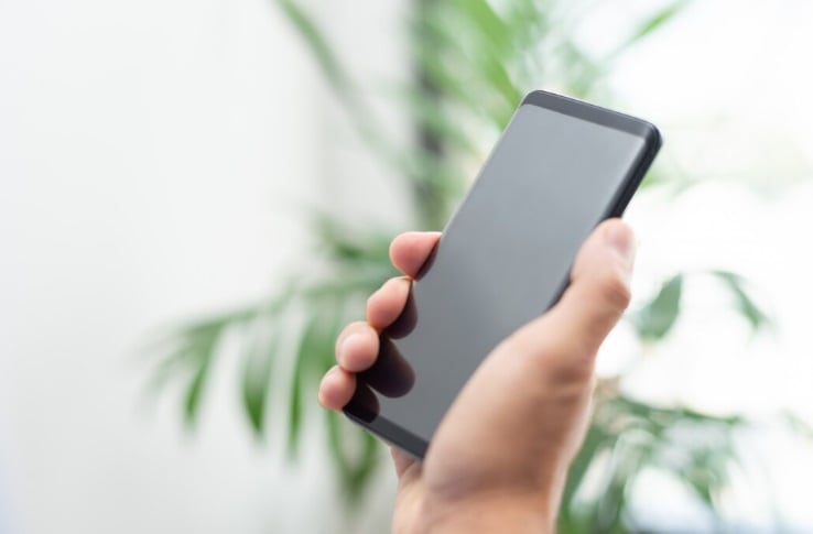 El exfuncionario utilizaba su acceso a cuentas oficiales para adquirir teléfonos con fondos públicos y luego revenderlos. (Foto referencial: Freepik)