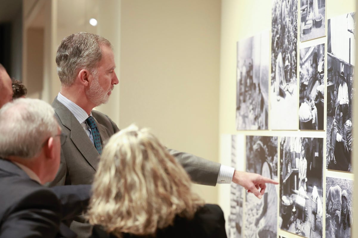 El Rey Felipe VI visita este lunes la exposición 'La mitad del mundo. La mujer en el México indígena' que se exhibe en el Museo Arqueológico Nacional (MAN), en Madrid. Felipe VI ha asegurado este lunes en Madrid que hubo "mucho abuso" en la conquista de América y ha asegurado que cuando se estudian y se conocen algunos hechos con el criterio y los valores de hoy en día, "obviamente no pueden hacernos sentirnos orgullosos", aunque ha indicado que deben conocerse en su justo contexto. EFE/ José Jiménez Casa De S.M. El Rey