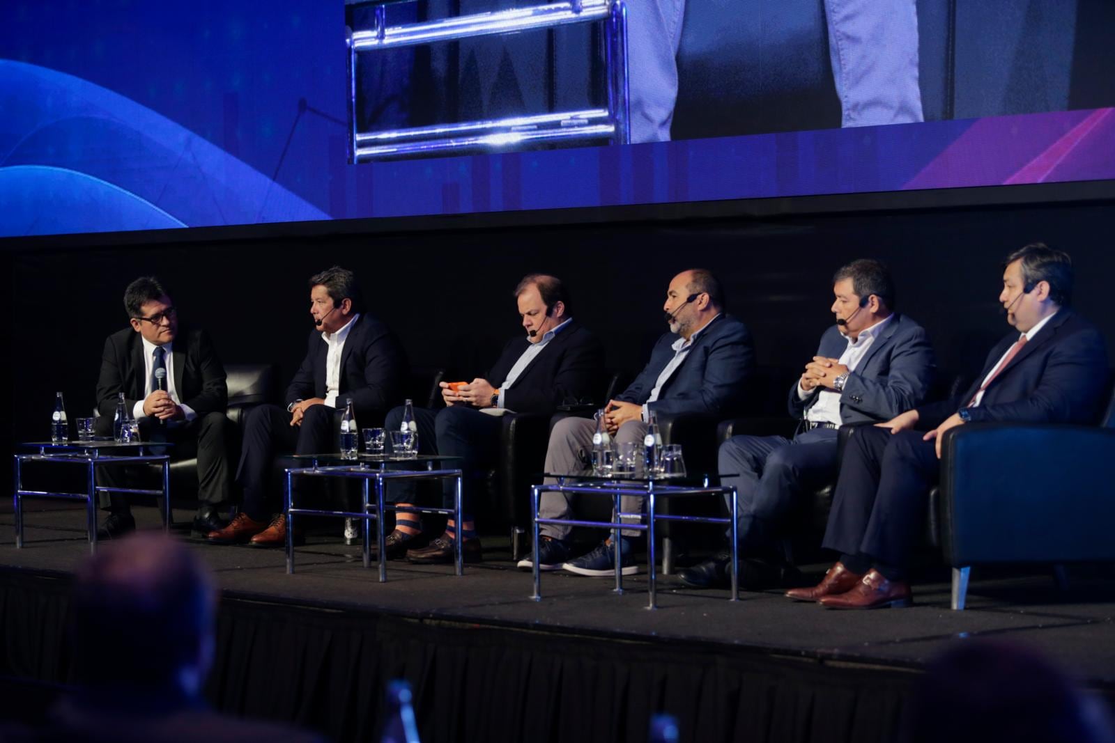 Mesa ‘La mirada empresarial: dónde invertir y crecer en 2027′ contó con la moderación del director periodístico de Diario Gestión, Víctor Melgarejo. (Foto: GEC)