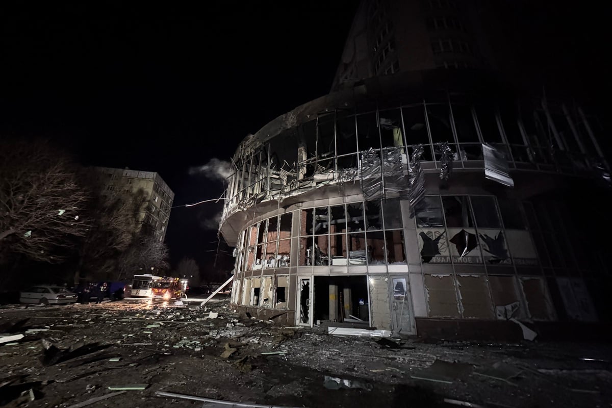 Un edificio residencial dañado tras un ataque con aviones no tripulados rusos en Zaporizhzhia el 2 de enero de 2026, en medio de la invasión rusa de Ucrania. (Darya NAZAROVA / AFP)