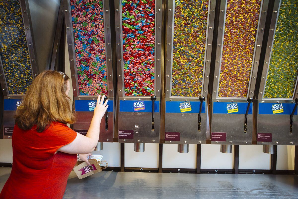 Un cliente llena un balde con caramelos de la marca Jolly Rancher de Hershey Co. en la tienda Hershey Chocolate World en Hershey, Pensilvania, EE.UU., el viernes 13 de julio de 2018. Fotógrafo: Angus Mordant/Bloomberg