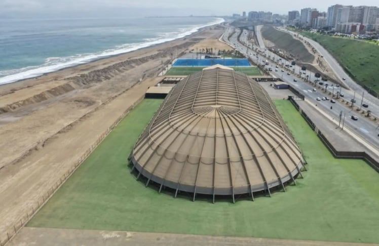 Uno de los mayores peligros, apuntó, es la eventual caída de techos o estructuras metálicas sobre el público, especialmente por la corrosión y el desgaste que sufren los materiales al estar expuestos al ambiente marino. (Foto: Andina)