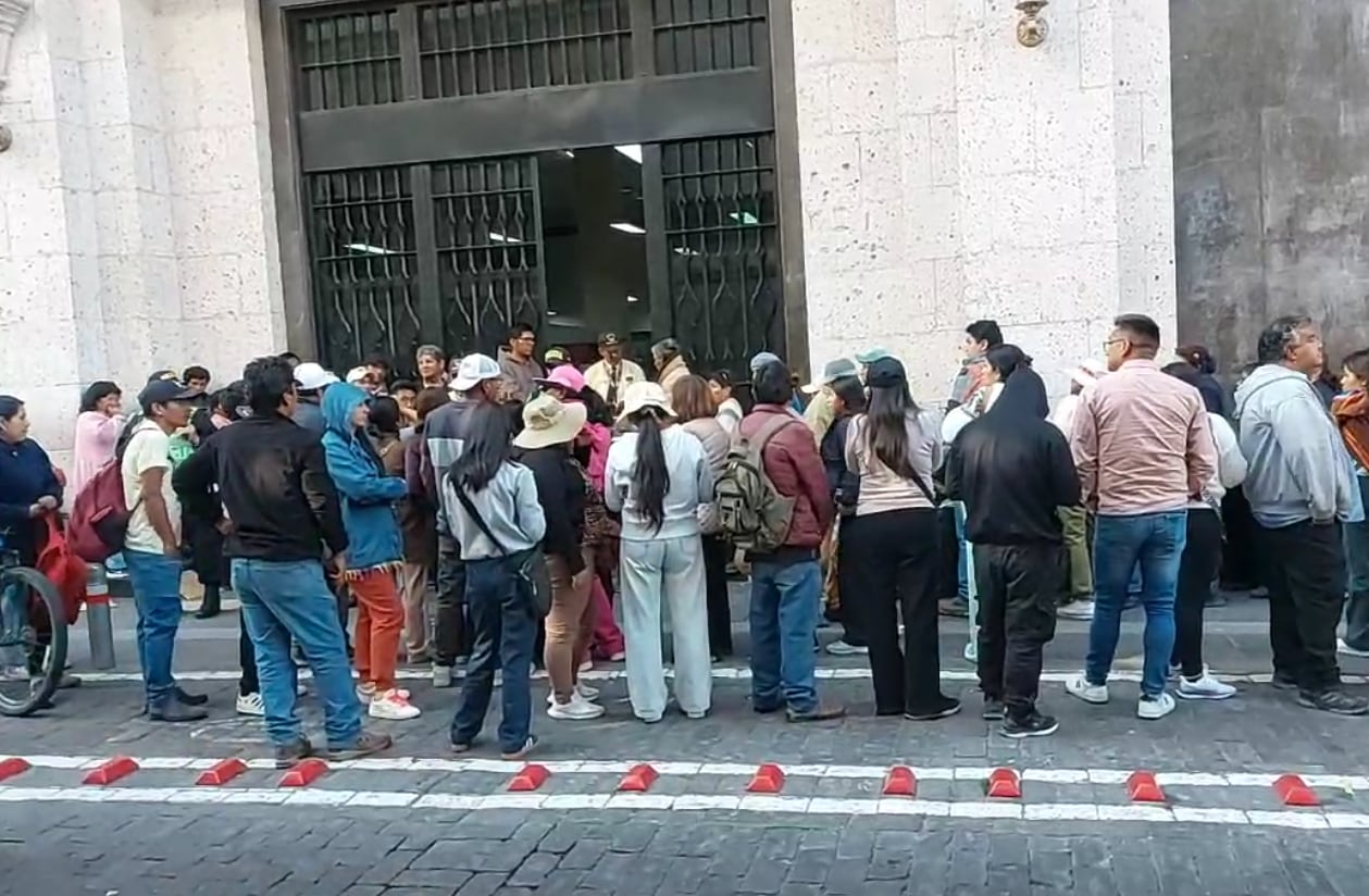 Largas colas que rodean la manzana del local del Reniec en Arequipa (Foto: GEC)