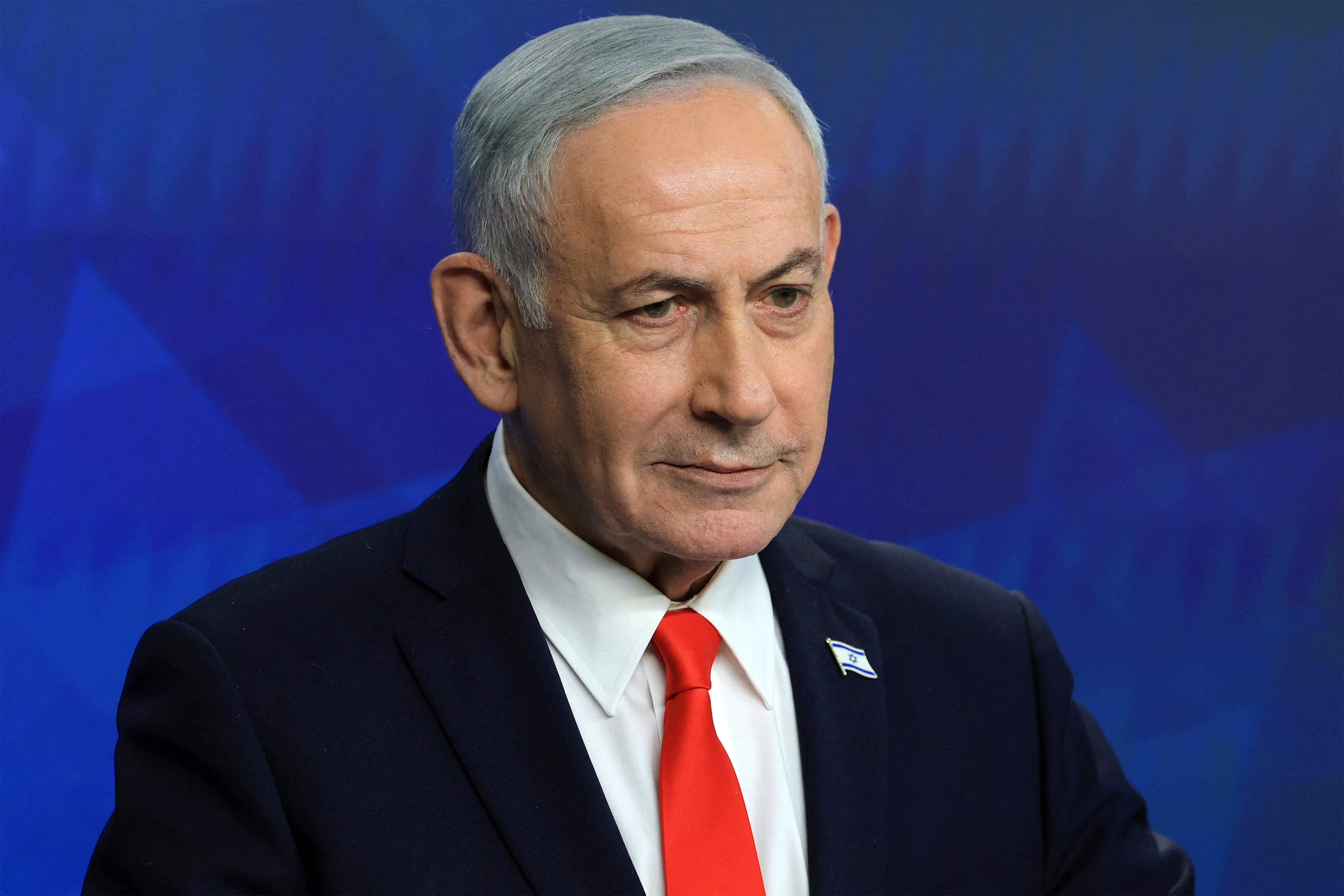 El mandatario israelí, presionado por sus aliados de extrema derecha, llevaba más de una semana elevando las críticas hacia el plan anunciado por Trump. (Foto: RONEN ZVULUN / AFP).