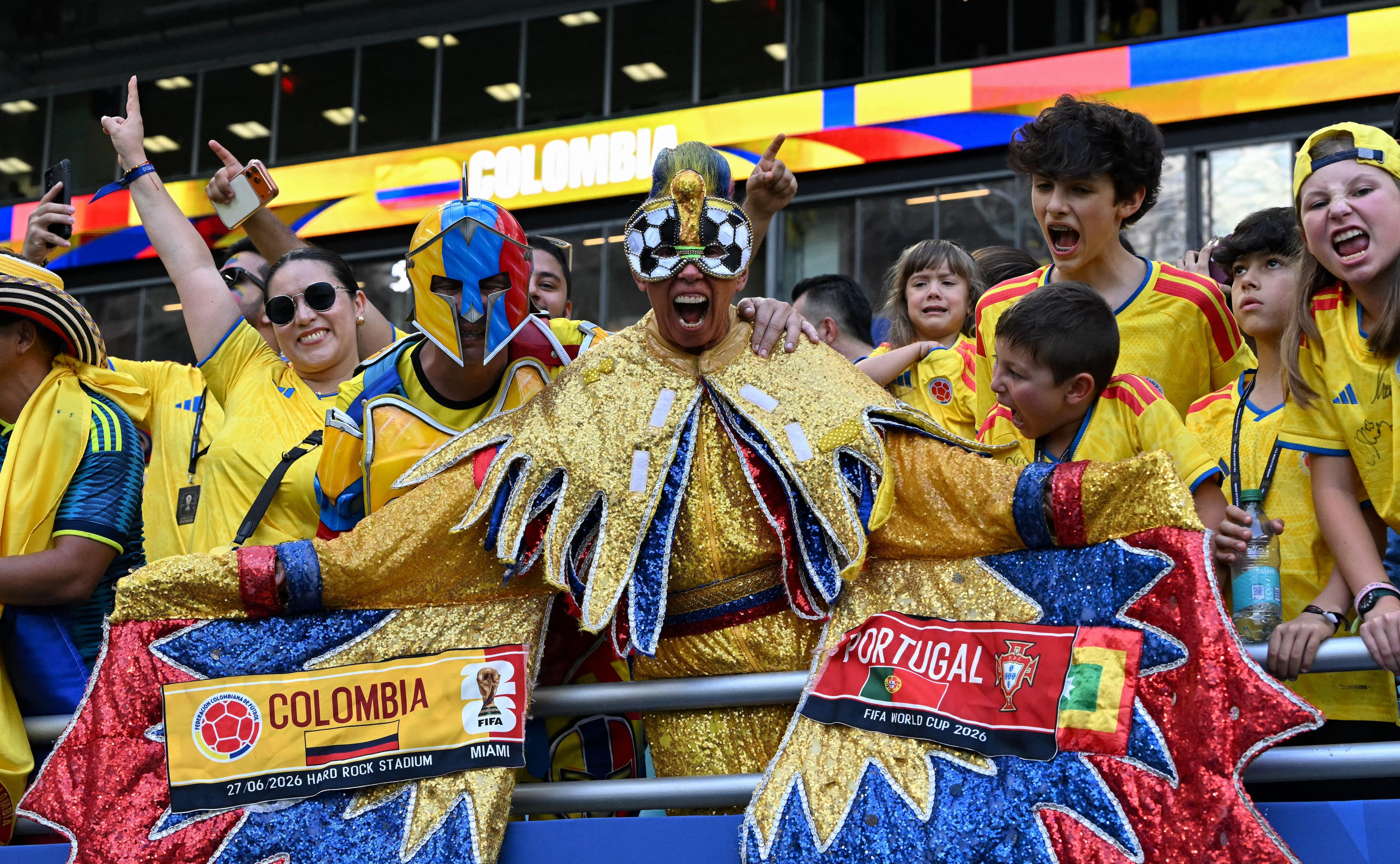 El Mundial es un carnaval de naciones. El hincha colombiano El Cole posa para una foto antes del partido de fútbol del Grupo K del Mundial 2026 entre Colombia y Portugal en el Miami Stadium de Miami Gardens el 27 de junio de 2026. (Foto de ROBERTO SCHMIDT / AFP)