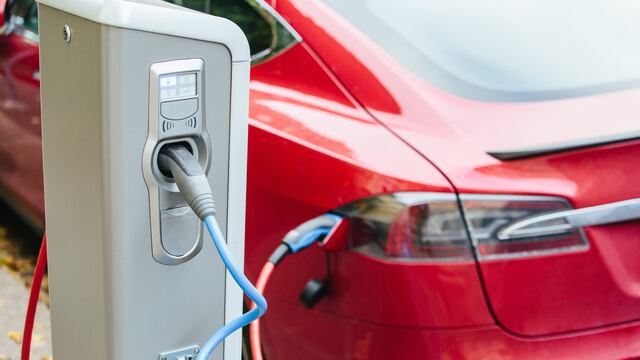 Ford, GM y Rivian: por qué los rivales de Tesla buscan sus cargadores de autos eléctricos