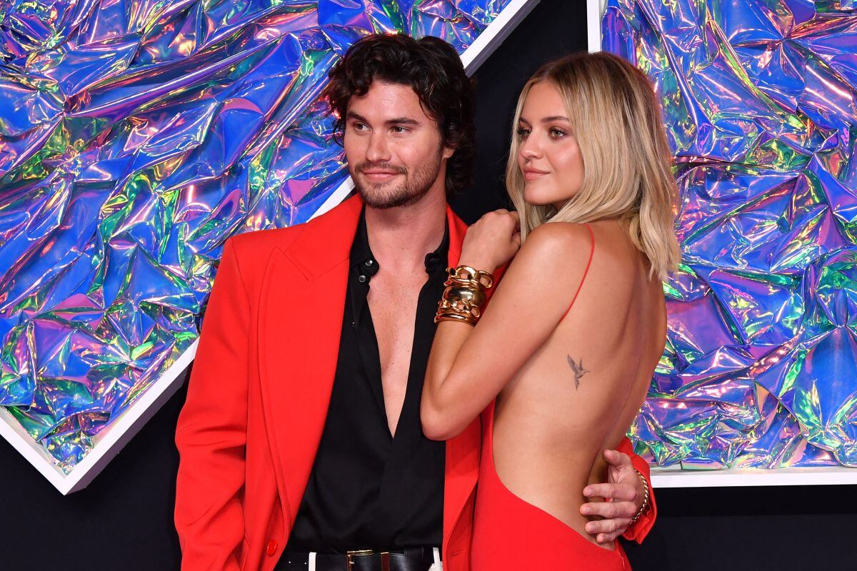 La cantante de country estadounidense Kelsea Ballerini y su novio Chase Stokes llegan a los MTV Video Music Awards en el Prudential Center en Newark, Nueva Jersey, el 12 de septiembre de 2023 (Foto: Angela Weiss / AFP)