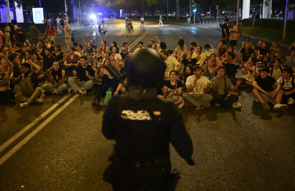 Manifestantes se reúnen en Madrid (España) el 23 de septiembre de 2026 para protestar contra la crisis de la vivienda, que llegó a un punto álgido por el desahucio de Maricarmen, de 87 años, quien fue obligada a abandonar la que había sido su casa durante 70 años por orden judicial y con intervención policial al no poder seguir pagando el alquiler. Miles de personas se congregaron frente a un inmueble adquirido como oficina con fondos públicos por Isabel Díaz Ayuso, presidenta de la Comunidad de Madrid —y que fue puesto a la venta por 6.3 millones de euros tras el rechazo público—, para exigir el regreso de Mari Carmen a su hogar. (Foto de BURAK AKBULUT / Anadolu vía AFP)