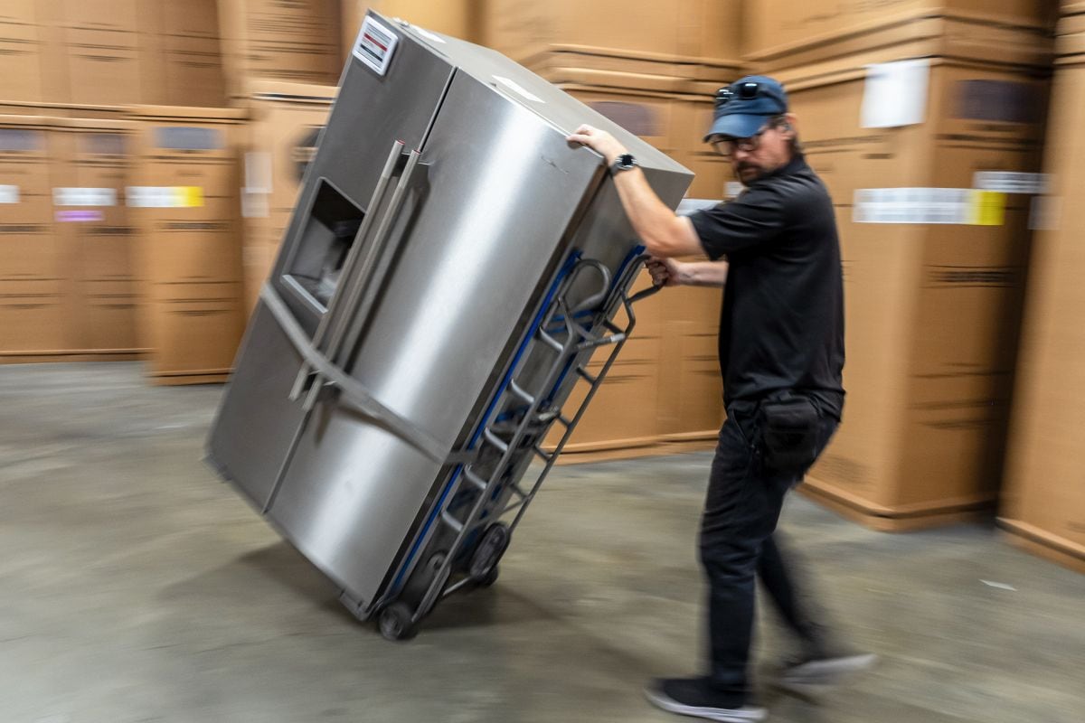 Un trabajador traslada un refrigerador dentro de los almacenes de la tienda de electrodomésticos University Electric en Santa Clara, California, EE.UU., el miércoles 1 de julio de 2026. Fotógrafo: David Paul Morris/Bloomberg