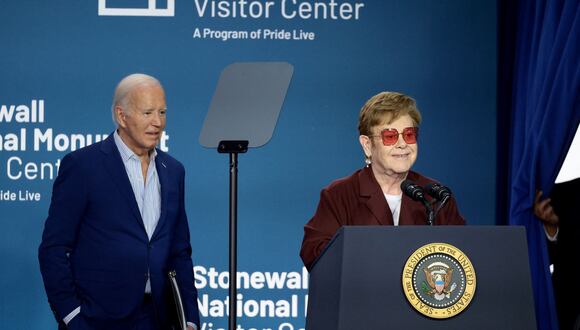 Elton John y el presidente Joe Biden en el Monumento Nacional Stonewall. Foto: AFP